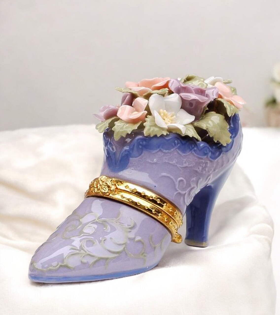 Ceramic Shoe Filled with Flowers Hinge Box, Shoe Lover Gift, Vanity Decor, Gift for Her, Gift for Mom